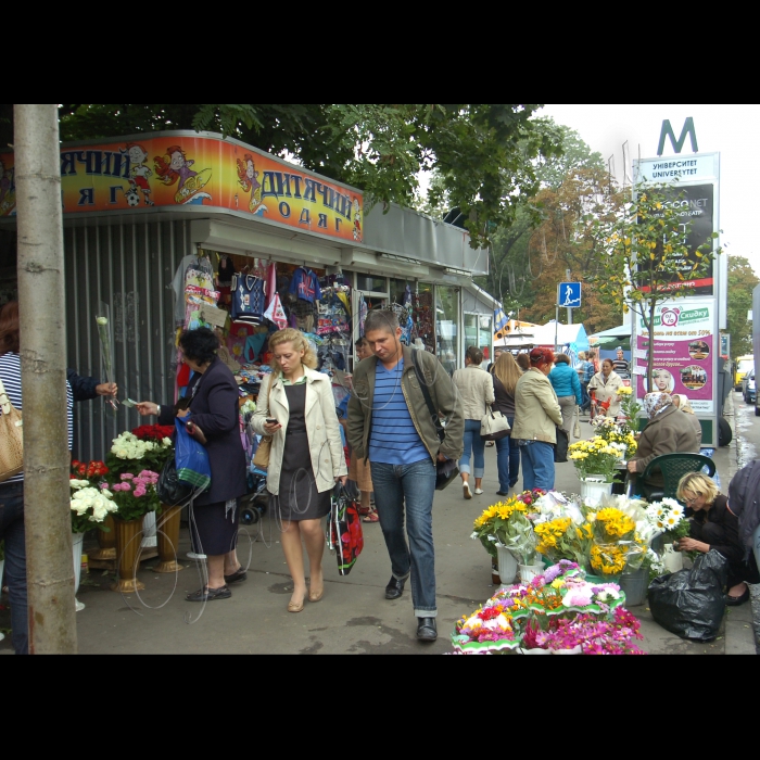 Київ, МАФи біля метро «Університет».