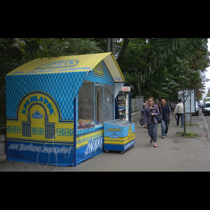 Київ, МАФи біля метро «Університет».