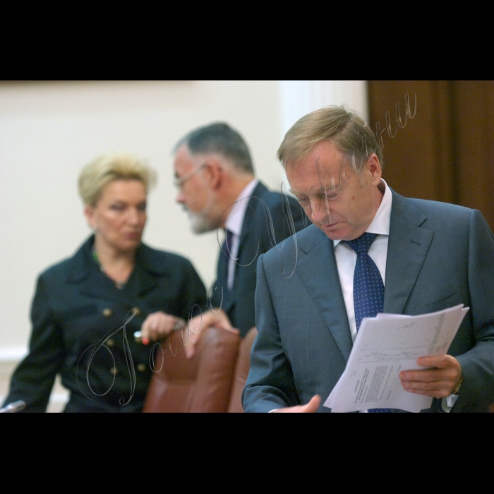 Київ, 29 серпня. Прем'єр-міністр України Микола Азаров розпочав засідання Кабінету Міністрів України вступним словом, у якому, зокрема, повідомив, що тиждень від минулого засідання уряду особливу увагу присвятив вивченню стану справ і розгляду проблем двох базових галузей вітчизняної економіки -- вугільної промисловості і суднобудування. 