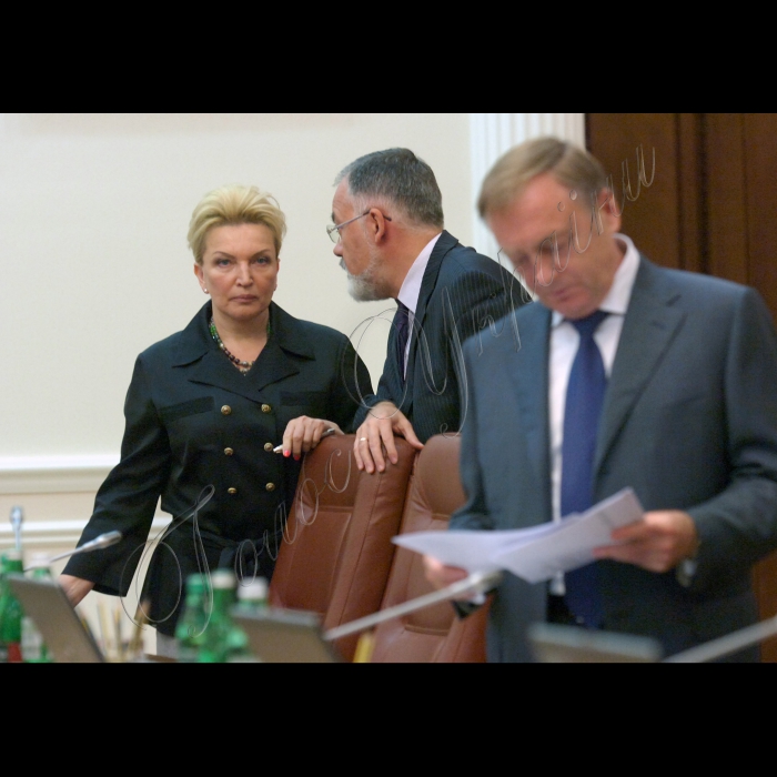 Київ, 29 серпня. Прем'єр-міністр України Микола Азаров розпочав засідання Кабінету Міністрів України вступним словом, у якому, зокрема, повідомив, що тиждень від минулого засідання уряду особливу увагу присвятив вивченню стану справ і розгляду проблем двох базових галузей вітчизняної економіки -- вугільної промисловості і суднобудування. 
Киев, 29 августа. Премьер-министр Украины Николай Азаров начал заседание Кабинета Министров Украины вступительным словом, в котором, в частности, сообщил, что неделю от прошлого заседания правительства особое внимание посвятил изучению состояния дел и рассмотрения проблем двух базовых отраслей отечественной экономики - угольной промышленности и судостроения.
Секретар Ради національної безпеки і оборони Раїса Богатирьова, міністр освіти і науки, молоді та спорту України Дмитро Табачник, міністр юстиції України Олександр Лавринович.