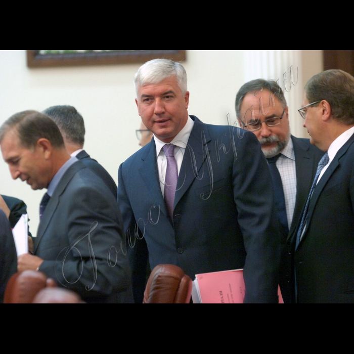Київ, 29 серпня. Прем'єр-міністр України Микола Азаров розпочав засідання Кабінету Міністрів України вступним словом, у якому, зокрема, повідомив, що тиждень від минулого засідання уряду особливу увагу присвятив вивченню стану справ і розгляду проблем двох базових галузей вітчизняної економіки -- вугільної промисловості і суднобудування. 
Міністр оборони України Дмитро Саламатін
