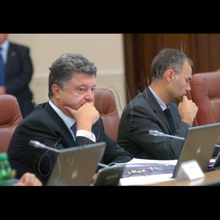 Київ, 29 серпня. Прем'єр-міністр України Микола Азаров розпочав засідання Кабінету Міністрів України вступним словом, у якому, зокрема, повідомив, що тиждень від минулого засідання уряду особливу увагу присвятив вивченню стану справ і розгляду проблем двох базових галузей вітчизняної економіки -- вугільної промисловості і суднобудування. 
Міністр економічного розвитку та торгівлі України Петро Порошенко, міністр фінансів України Юрій Колобов. 