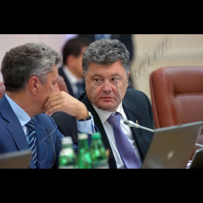Київ, 29 серпня. Прем'єр-міністр України Микола Азаров розпочав засідання Кабінету Міністрів України вступним словом, у якому, зокрема, повідомив, що тиждень від минулого засідання уряду особливу увагу присвятив вивченню стану справ і розгляду проблем двох базових галузей вітчизняної економіки -- вугільної промисловості і суднобудування. 
Міністр енергетики та вугільної промисловості України Юрій Бойко, міністр економічного розвитку та торгівлі України Петро Порошенко.