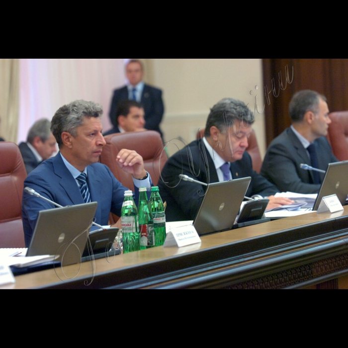 Київ, 29 серпня. Прем'єр-міністр України Микола Азаров розпочав засідання Кабінету Міністрів України вступним словом, у якому, зокрема, повідомив, що тиждень від минулого засідання уряду особливу увагу присвятив вивченню стану справ і розгляду проблем двох базових галузей вітчизняної економіки -- вугільної промисловості і суднобудування. 