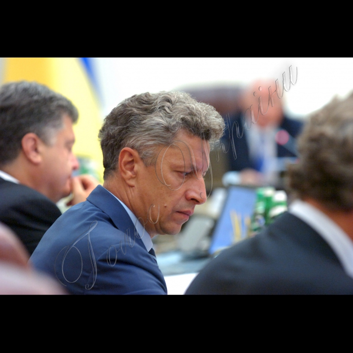 Київ, 29 серпня. Прем'єр-міністр України Микола Азаров розпочав засідання Кабінету Міністрів України вступним словом, у якому, зокрема, повідомив, що тиждень від минулого засідання уряду особливу увагу присвятив вивченню стану справ і розгляду проблем двох базових галузей вітчизняної економіки -- вугільної промисловості і суднобудування. 