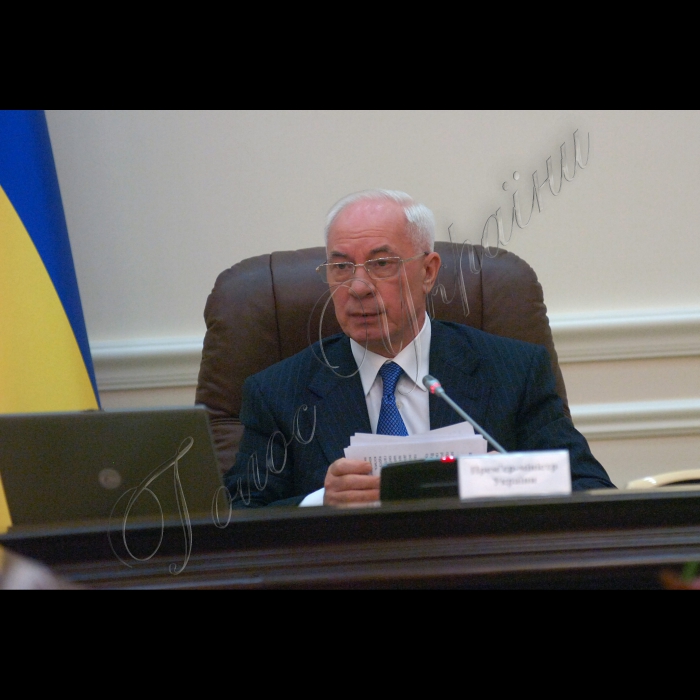 Київ, 29 серпня. Прем'єр-міністр України Микола Азаров розпочав засідання Кабінету Міністрів України вступним словом, у якому, зокрема, повідомив, що тиждень від минулого засідання уряду особливу увагу присвятив вивченню стану справ і розгляду проблем двох базових галузей вітчизняної економіки -- вугільної промисловості і суднобудування. 