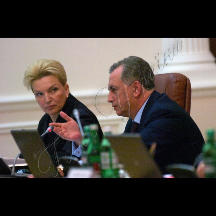 Київ, 29 серпня. Прем'єр-міністр України Микола Азаров розпочав засідання Кабінету Міністрів України вступним словом, у якому, зокрема, повідомив, що тиждень від минулого засідання уряду особливу увагу присвятив вивченню стану справ і розгляду проблем двох базових галузей вітчизняної економіки -- вугільної промисловості і суднобудування. 
Секретар Ради національної безпеки і оборони Раїса Богатирьова, віце-прем'єр-міністр України -- міністр інфраструктури України Борис Колесніков. 