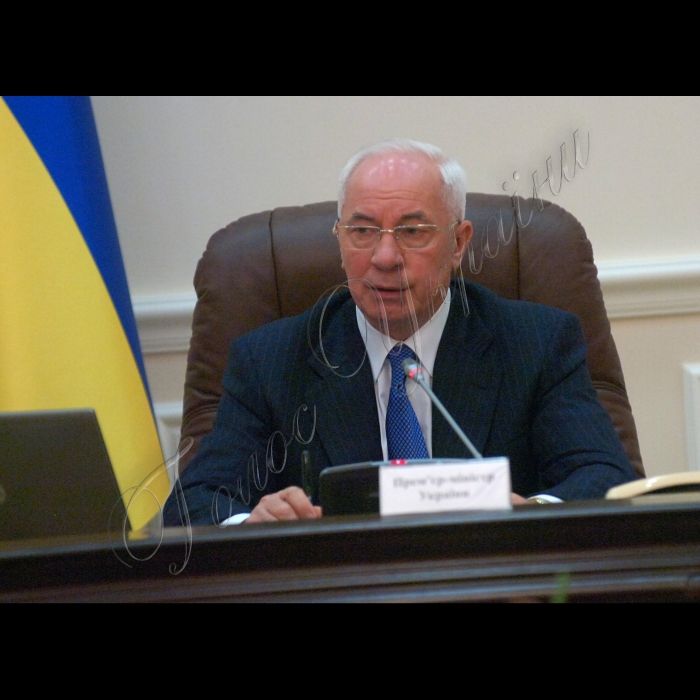 Київ, 29 серпня. Прем'єр-міністр України Микола Азаров розпочав засідання Кабінету Міністрів України вступним словом, у якому, зокрема, повідомив, що тиждень від минулого засідання уряду особливу увагу присвятив вивченню стану справ і розгляду проблем двох базових галузей вітчизняної економіки -- вугільної промисловості і суднобудування. 