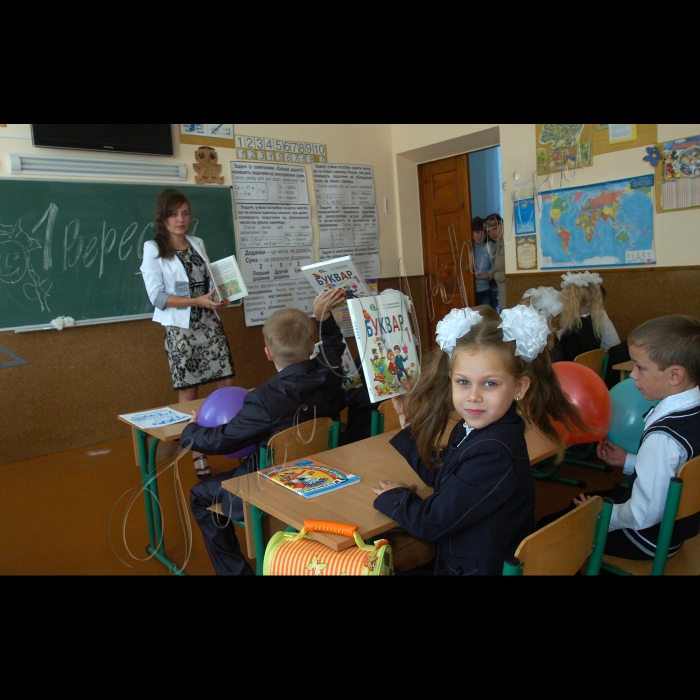 Репетиція Дня знань у смт Калинівка Васильківського району Київської області.
ЗОШ № 2 І--ІІІ ступеня.
Вчителька початкових класів Аліна Литвиненко.