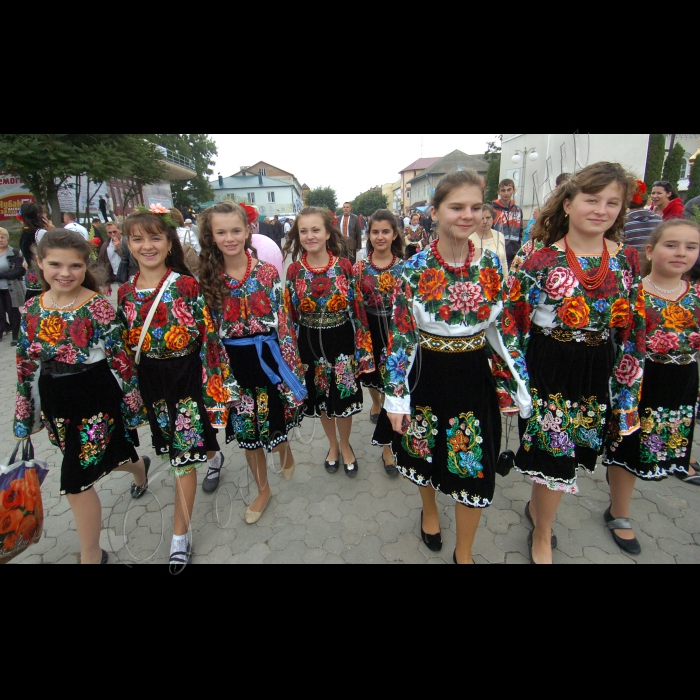 Тернопільська область, VI фольклорно-мистецький фестиваль «В Борщівському краї цвітуть вишиванки» у  м. Борщеві.