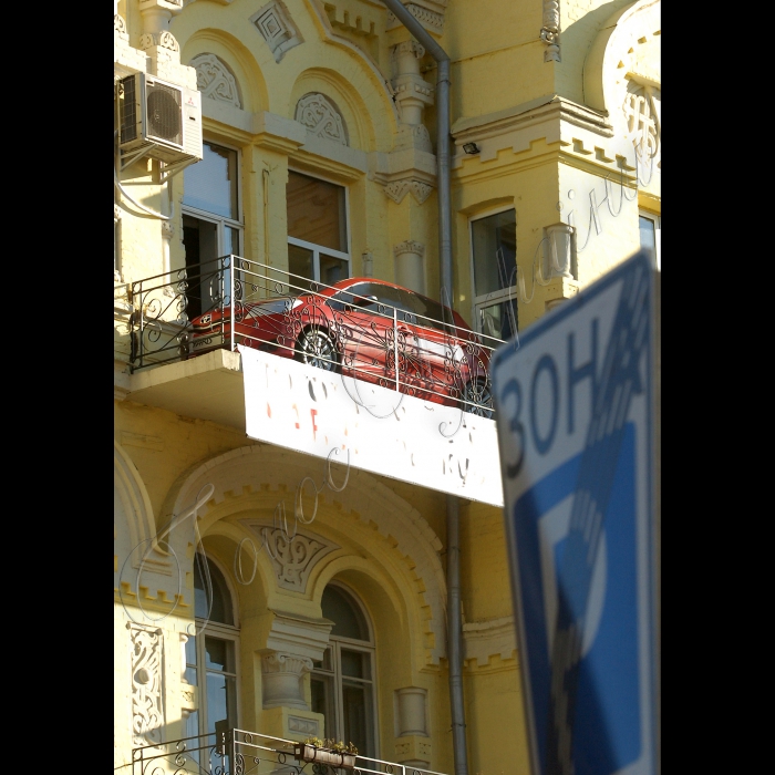 КИЇВ. Авто на балконі багатоповерхівки.