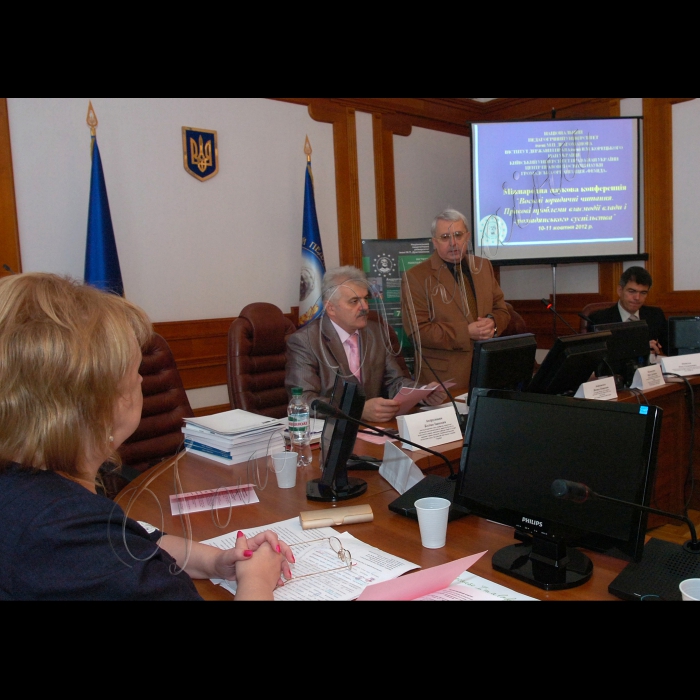 Проректор з навчально-методичної роботи гуманітарних інститутів Національного педагогічного університету імені Михайла Драгоманова Богдан Андрусишин (ліворуч) та ректор університету Віктор Андрущенко (в центрі) під час наукової конференції.