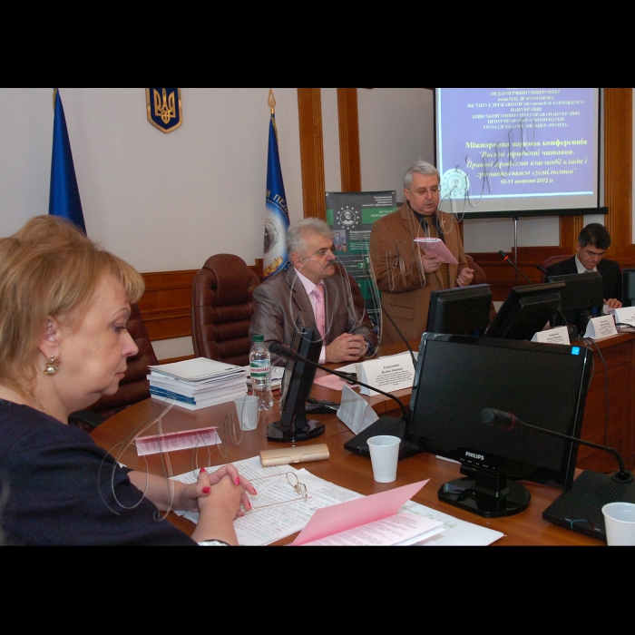 Проректор з навчально-методичної роботи гуманітарних інститутів Національного педагогічного університету імені Михайла Драгоманова Богдан Андрусишин (ліворуч) та ректор університету Віктор Андрущенко (в центрі) під час наукової конференції.
