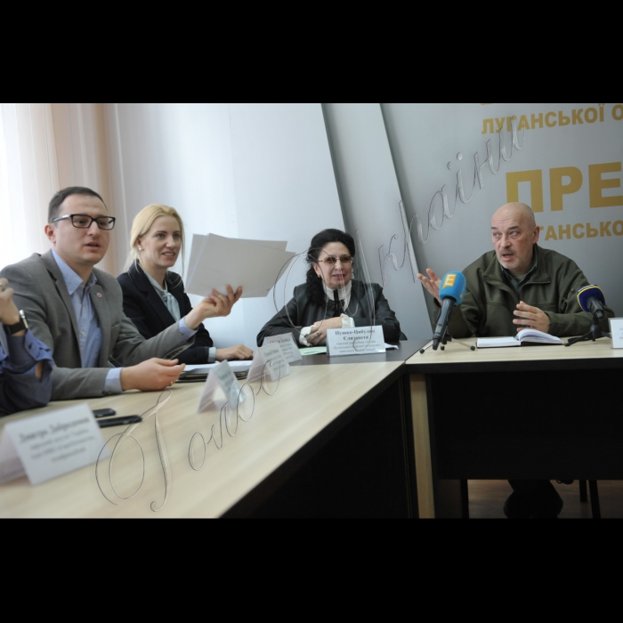 Прес-тур журналістів у Луганську та Донецьку області за участі народних депутатів-членів МФО «ЄвроОптимісти».
Зустріч депутатів з Головою Луганської обласної військово-цивільної адміністрації Георгієм Тукою у прес-центрі.
Зліва направо: народні депутати України Олексій Рябчин, Світлана Заліщук , перший заступник Голови Луганської обласної військово-цивільної адміністрації Єлизавета Пушко-Цибуляк, Голова Луганської обласної військово-цивільної адміністрації Георгій Тука