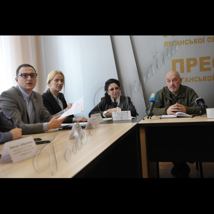 Прес-тур журналістів у Луганську та Донецьку області за участі народних депутатів-членів МФО «ЄвроОптимісти».
Зустріч депутатів з Головою Луганської обласної військово-цивільної адміністрації Георгієм Тукою у прес-центрі.
Зліва направо: народні депутати України Олексій Рябчин, Світлана Заліщук , перший заступник Голови Луганської обласної військово-цивільної адміністрації Єлизавета Пушко-Цибуляк, Голова Луганської обласної військово-цивільної адміністрації Георгій Тука