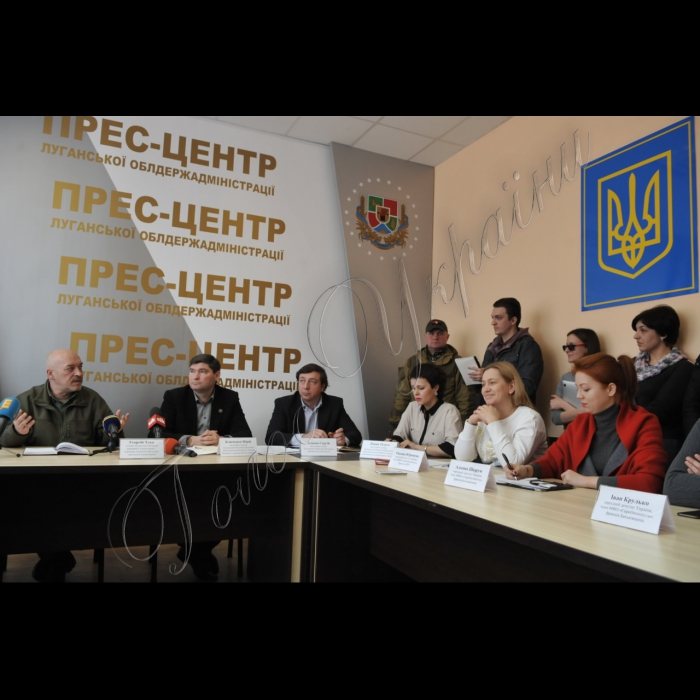 Прес-тур журналістів у Луганську та Донецьку області за участі народних депутатів-членів МФО «ЄвроОптимісти».
Зустріч депутатів з Головою Луганської обласної військово-цивільної адміністрації Георгієм Тукою у прес-центрі.