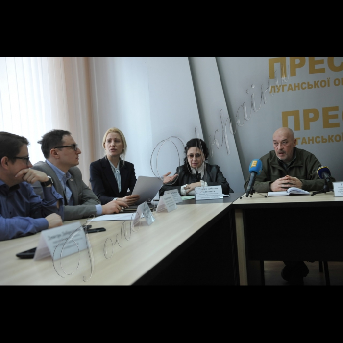 Прес-тур журналістів у Луганську та Донецьку області за участі народних депутатів-членів МФО «ЄвроОптимісти». Зустріч депутатів з Головою Луганської обласної військово-цивільної адміністрації Георгієм Тукою у прес-центрі. Народні депутати Владислав Голуб, Олексій Рябчин, Світлана Заліщук, перший заступник Голови Луганської обласної військово-цивільної адміністрації Єлизавета Пушко-Цибуляк, Голова Луганської обласної військово-цивільної адміністрації Георгій Тука