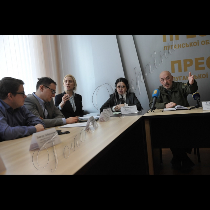 Прес-тур журналістів у Луганську та Донецьку області за участі народних депутатів-членів МФО «ЄвроОптимісти». Зустріч депутатів з Головою Луганської обласної військово-цивільної адміністрації Георгієм Тукою у прес-центрі. Народні депутати Владислав Голуб, Олексій Рябчин, Світлана Заліщук, перший заступник Голови Луганської обласної військово-цивільної адміністрації Єлизавета Пушко-Цибуляк, Голова Луганської обласної військово-цивільної адміністрації Георгій Тука