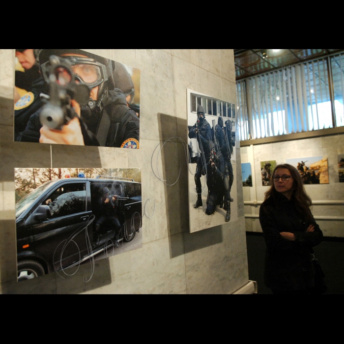 У столичному Українському домі відбулася презентація фотовиставки «Служу 
українському народу і спецназу», присвяченої життю підрозділів спеціального 
призначення.
Більшість фото унікальні і вперше демонструються публіці. Виставка 
триватиме до 30 жовтня. 