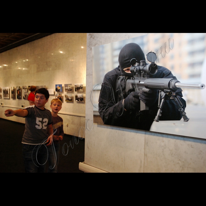 У столичному Українському домі відбулася презентація фотовиставки «Служу 
українському народу і спецназу», присвяченої життю підрозділів спеціального 
призначення.
Більшість фото унікальні і вперше демонструються публіці. Виставка 
триватиме до 30 жовтня. 