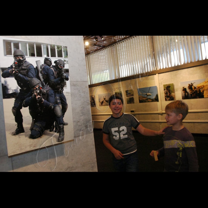 У столичному Українському домі відбулася презентація фотовиставки «Служу 
українському народу і спецназу», присвяченої життю підрозділів спеціального 
призначення.
Більшість фото унікальні і вперше демонструються публіці. Виставка 
триватиме до 30 жовтня. 