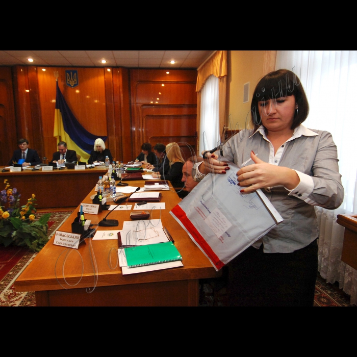 Постійне засідання ЦВК з прийому протоколів окружних виборчих комісій з мокрими печатками з виборів народних депутатів України. Перші протоколи надійшли з ОВК 45 і 146.