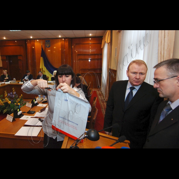 Постійне засідання ЦВК з прийому протоколів окружних виборчих комісій з мокрими печатками з виборів народних депутатів України. Перші протоколи надійшли з ОВК 45 і 146.