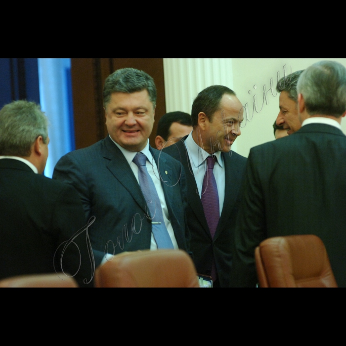 Засідання Кабінету міністрів України.
Міністр економічного розвитку та торгівлі України Порошенко Петро, Віце-прем'єр-міністр України - Міністр соціальної політики України Тігіпко Сергій
