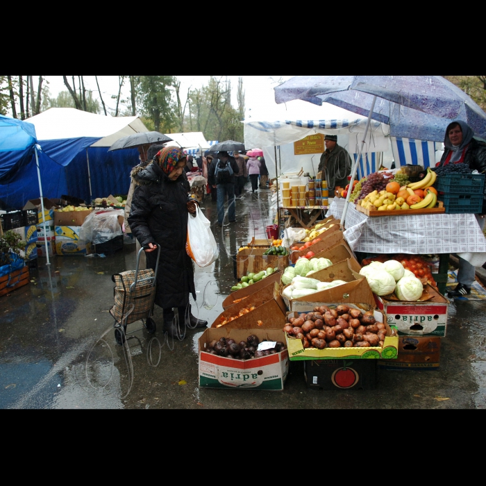 Київ, Солом’янський район.
Продуктовий ярмарок.