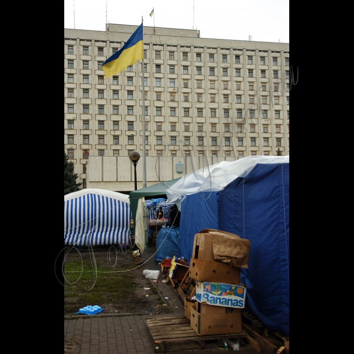 Продуктовий ярмарок біля будівлі Центральної виборчої комісії.