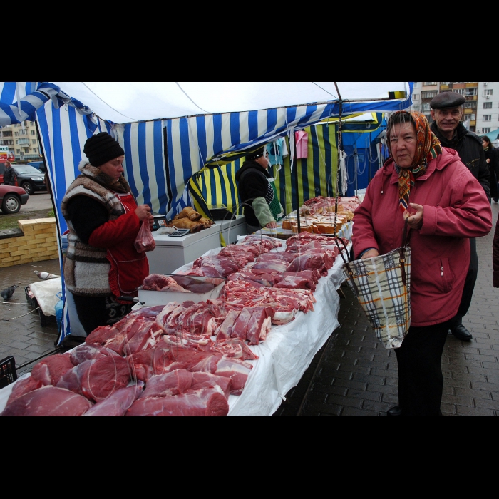 Продуктовий ярмарок біля будівлі Центральної виборчої комісії.