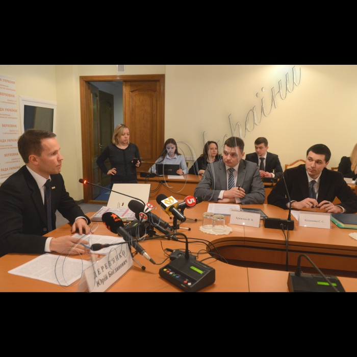Відбулося засідання Підкомітету з питань контролю за дотриманням законодавства у сфері запобігання і протидії корупції органами державної влади та місцевого самоврядування Комітету Верховної Ради України з питань запобігання і протидії корупції. Засідання було присвячене темі використання коштів Кіотського протоколу та стану розслідування кримінальних проваджень, пов’язаних з їх розкраданням.
Юрій Дерев'янко голова підкомітету, Володимир Кривенко заступник Керівника Спеціалізованої прокуратури та Сергій Козаченко начальник відділу управління Спеціалізованої  антикорупційної прокуратури
