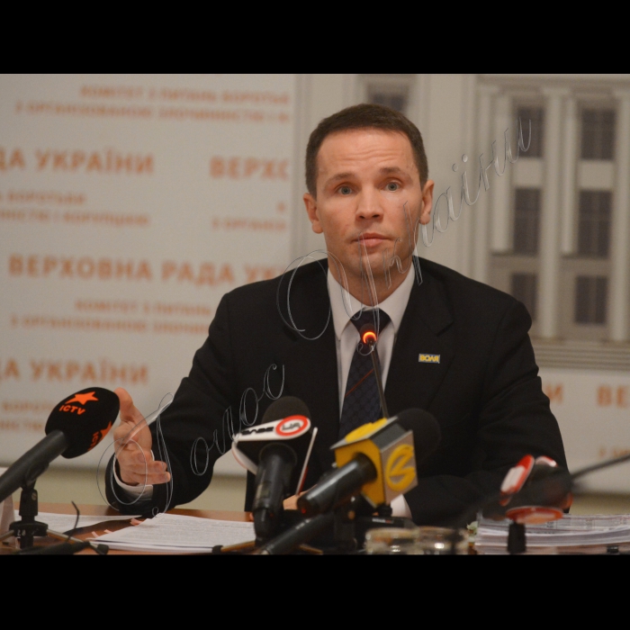 Відбулося засідання Підкомітету з питань контролю за дотриманням законодавства у сфері запобігання і протидії корупції органами державної влади та місцевого самоврядування Комітету Верховної Ради України з питань запобігання і протидії корупції. Засідання було присвячене темі використання коштів Кіотського протоколу та стану розслідування кримінальних проваджень, пов’язаних з їх розкраданням.
Юрій Дерев'янко голова підкомітету