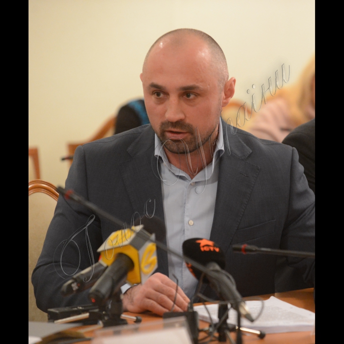 Відбулося засідання Підкомітету з питань контролю за дотриманням законодавства у сфері запобігання і протидії корупції органами державної влади та місцевого самоврядування Комітету Верховної Ради України з питань запобігання і протидії корупції. Засідання було присвячене темі використання коштів Кіотського протоколу та стану розслідування кримінальних проваджень, пов’язаних з їх розкраданням.
Анатолій Новак, заступник директора НАБУ