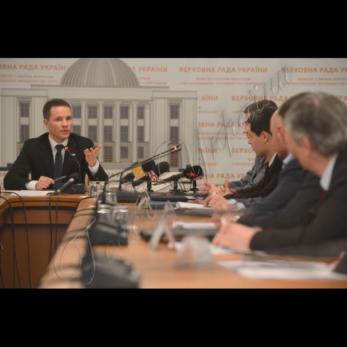 Відбулося засідання Підкомітету з питань контролю за дотриманням законодавства у сфері запобігання і протидії корупції органами державної влади та місцевого самоврядування Комітету Верховної Ради України з питань запобігання і протидії корупції. Засідання було присвячене темі використання коштів Кіотського протоколу та стану розслідування кримінальних проваджень, пов’язаних з їх розкраданням.
Юрій Дерев'янко голова підкомітету, Володимир Кривенко заступник Керівника Спеціалізованої прокуратури та Сергій Козаченко начальник відділу управління Спеціалізованої  антикорупційної прокуратури