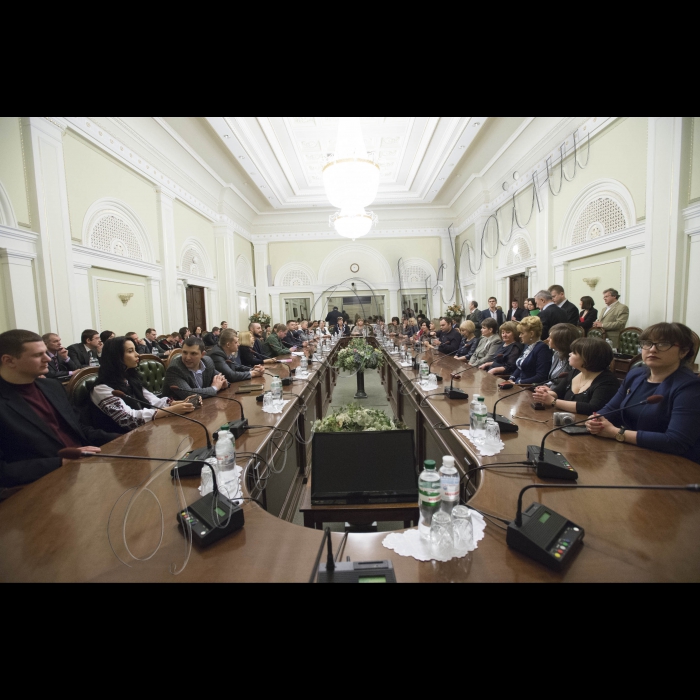 Голова ВР України Володимир Гройсман вручив Премії Верховної Ради педагогічним працівникам загальноосвітніх, професійно-технічних, дошкільних та позашкільних навчальних закладів, молодим ученим в галузі фундаментальних і прикладних досліджень та науково-технічних розробок; молоді за внесок у розвиток парламентаризму, місцевого самоврядування.