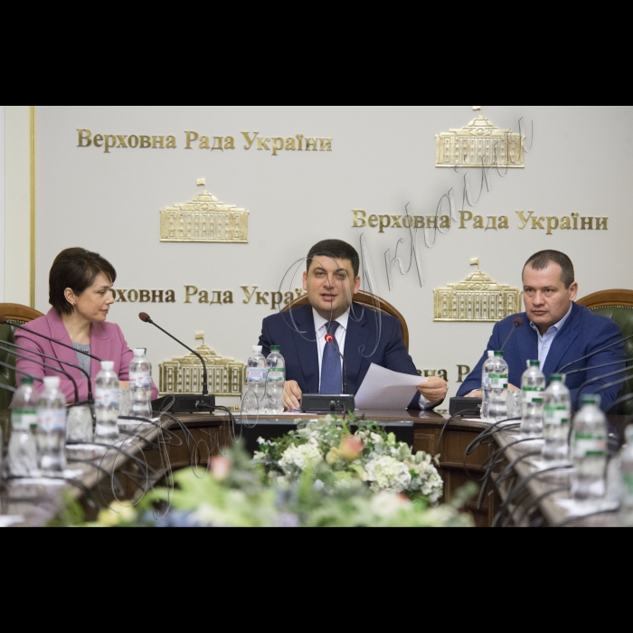 Голова ВР України Володимир Гройсман вручив Премії Верховної Ради педагогічним працівникам загальноосвітніх, професійно-технічних, дошкільних та позашкільних навчальних закладів, молодим ученим в галузі фундаментальних і прикладних досліджень та науково-технічних розробок; молоді за внесок у розвиток парламентаризму, місцевого самоврядування.