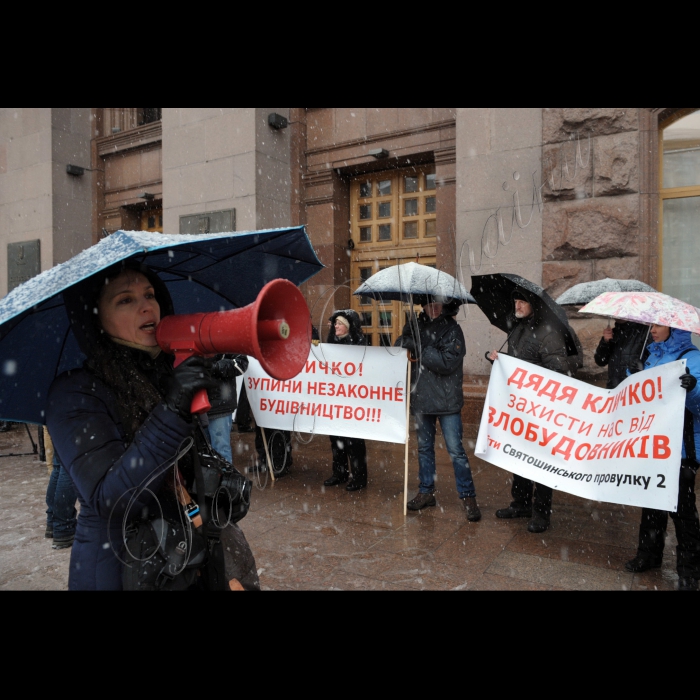 Біля будинку КМДА Кияни, які борються проти ущільнювальної забудови, почали пікетування пленарного засідання Київської міської ради. Девіз акції: «Будівельний терор – STOP!». Місцеві жителі протестують проти незаконного захоплення дворів, парків і скверів будівельними компаніями і проти інспірування будівельного терору київською владою. В акції візьмуть участь активісти ініціативних груп на Микільській Слобідці, вул. Саксаганського, 111, пров. Святошинському, 2, вул. Анрі Барбюса, 28, вул. Львівській, 15, вул. Вільшанській і багатьох інших. Протестувальники вимагають покласти край незаконним забудовам і припинити ущільнювальний будівельний терор. Організатори акції – ГО «Барви життя», ГО «Микільська Слобідка».