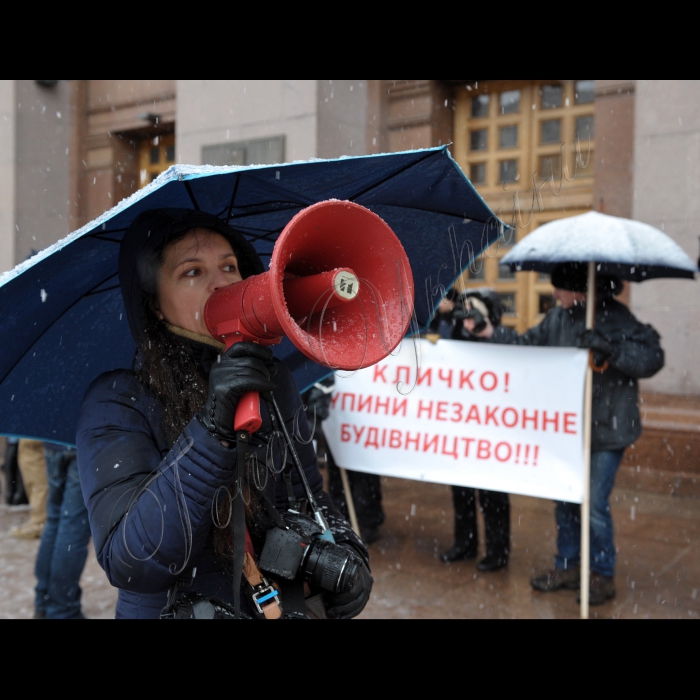 Біля будинку КМДА Кияни, які борються проти ущільнювальної забудови, почали пікетування пленарного засідання Київської міської ради. Девіз акції: «Будівельний терор – STOP!». Місцеві жителі протестують проти незаконного захоплення дворів, парків і скверів будівельними компаніями і проти інспірування будівельного терору київською владою. В акції візьмуть участь активісти ініціативних груп на Микільській Слобідці, вул. Саксаганського, 111, пров. Святошинському, 2, вул. Анрі Барбюса, 28, вул. Львівській, 15, вул. Вільшанській і багатьох інших. Протестувальники вимагають покласти край незаконним забудовам і припинити ущільнювальний будівельний терор. Організатори акції – ГО «Барви життя», ГО «Микільська Слобідка».
