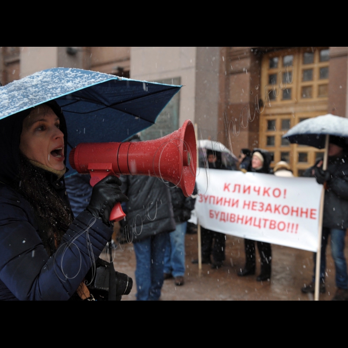Біля будинку КМДА Кияни, які борються проти ущільнювальної забудови, почали пікетування пленарного засідання Київської міської ради. Девіз акції: «Будівельний терор – STOP!». Місцеві жителі протестують проти незаконного захоплення дворів, парків і скверів будівельними компаніями і проти інспірування будівельного терору київською владою. В акції візьмуть участь активісти ініціативних груп на Микільській Слобідці, вул. Саксаганського, 111, пров. Святошинському, 2, вул. Анрі Барбюса, 28, вул. Львівській, 15, вул. Вільшанській і багатьох інших. Протестувальники вимагають покласти край незаконним забудовам і припинити ущільнювальний будівельний терор. Організатори акції – ГО «Барви життя», ГО «Микільська Слобідка».