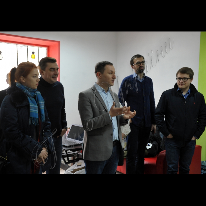 Прес-тур журналістів центральних та регіональних ЗМІ до Луганської та Донецької областей
за участі народних депутатів України  міжфракційного об’єднання «ЄвроОптимісти».
Місто Славянск .Депутати відвідали платформу громадських ініціатив «Теплиця», активісти якої реалізують різні соціальні проекти. Молодь наголосила на власних досягненнях та зауважила, що кількість подібних ініціатив у області має збільшуватися задля об’єднання громадян та спільної діяльності. «ЄвроОптимісти» на прохання активістів придбали для громадської ініціативи ноутбук.