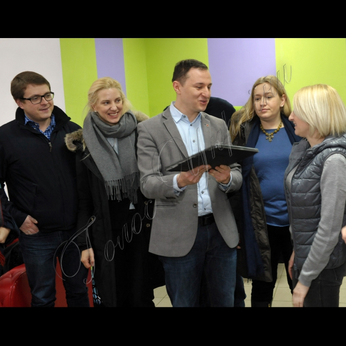 Прес-тур журналістів центральних та регіональних ЗМІ до Луганської та Донецької областей
за участі народних депутатів України  міжфракційного об’єднання «ЄвроОптимісти».
Місто Славянск .Депутати відвідали платформу громадських ініціатив «Теплиця», активісти якої реалізують різні соціальні проекти. Молодь наголосила на власних досягненнях та зауважила, що кількість подібних ініціатив у області має збільшуватися задля об’єднання громадян та спільної діяльності. «ЄвроОптимісти» на прохання активістів придбали для громадської ініціативи ноутбук.
Народний депутат України  Олексій Рябчин вручає ноутбук координатору платформи «Теплиця» Ганне Авдиянц.
Зліва: Владислав Голуб, Світалан Заліщук, Оксана Юринець, Ганна Авдиянц.