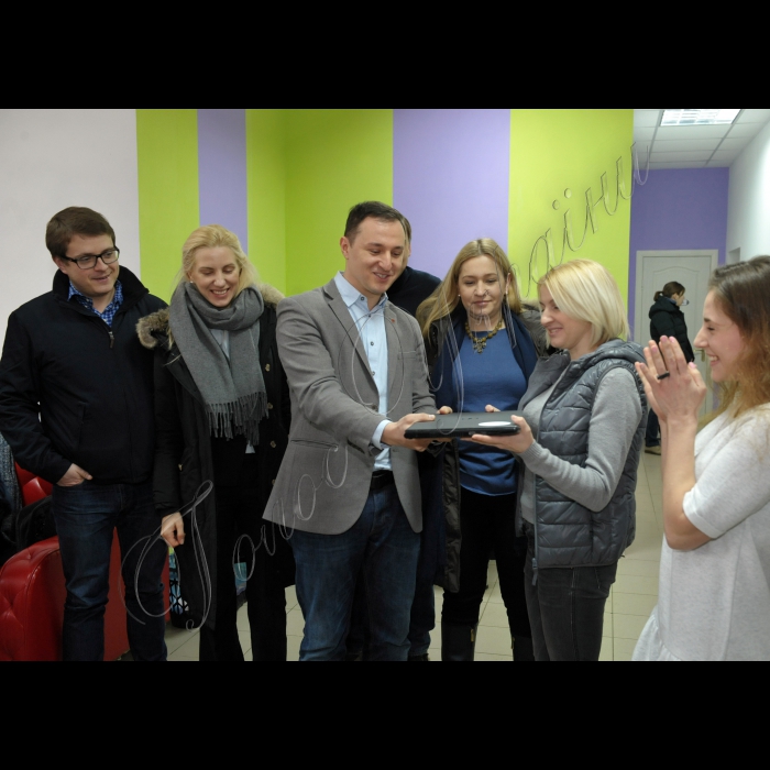 Прес-тур журналістів центральних та регіональних ЗМІ до Луганської та Донецької областей
за участі народних депутатів України  міжфракційного об’єднання «ЄвроОптимісти».
Місто Славянск .Депутати відвідали платформу громадських ініціатив «Теплиця», активісти якої реалізують різні соціальні проекти. Молодь наголосила на власних досягненнях та зауважила, що кількість подібних ініціатив у області має збільшуватися задля об’єднання громадян та спільної діяльності. «ЄвроОптимісти» на прохання активістів придбали для громадської ініціативи ноутбук.
Народний депутат України  Олексій Рябчин вручає ноутбук координатору платформи «Теплиця» Ганне Авдиянц.
Зліва: Владислав Голуб, Світалан Заліщук, Оксана Юринець, Ганна Авдиянц.