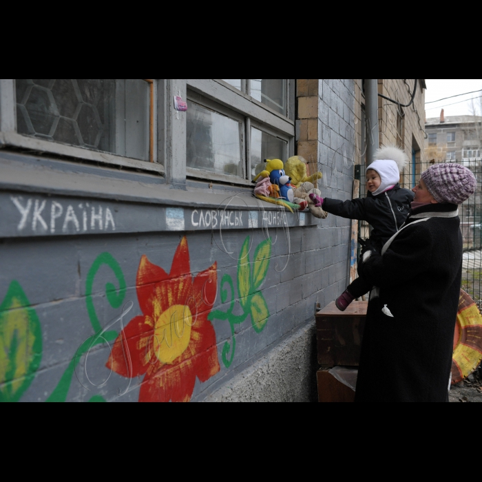 Прес-тур журналістів центральних та регіональних ЗМІ до Луганської та Донецької областей
за участі народних депутатів України  міжфракційного об’єднання «ЄвроОптимісти».
Місто Славянск .Депутати відвідали платформу громадських ініціатив «Теплиця», активісти якої реалізують різні соціальні проекти. Молодь наголосила на власних досягненнях та зауважила, що кількість подібних ініціатив у області має збільшуватися задля об’єднання громадян та спільної діяльності. «ЄвроОптимісти» на прохання активістів придбали для громадської ініціативи ноутбук.
Дитячий майданчик в одному з дворів міста.
