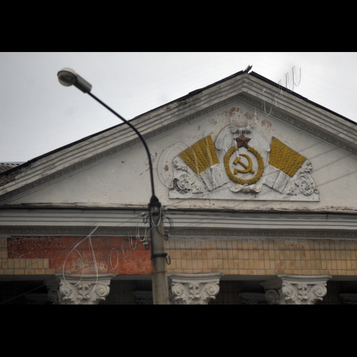 Прес-тур журналістів центральних та регіональних ЗМІ до Луганської та Донецької областей
за участі народних депутатів України  міжфракційного об’єднання «ЄвроОптимісти».
Місто Славянск .Депутати відвідали платформу громадських ініціатив «Теплиця», активісти якої реалізують різні соціальні проекти. Молодь наголосила на власних досягненнях та зауважила, що кількість подібних ініціатив у області має збільшуватися задля об’єднання громадян та спільної діяльності. «ЄвроОптимісти» на прохання активістів придбали для громадської ініціативи ноутбук.