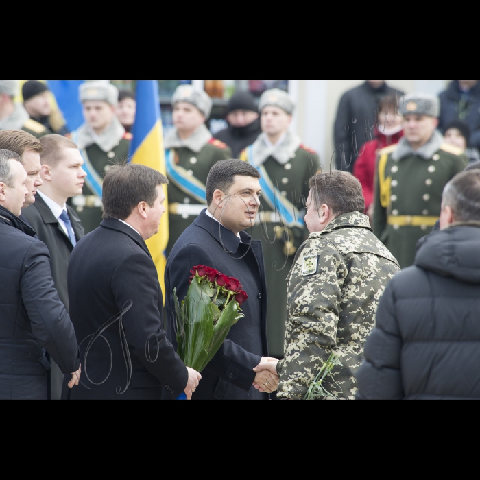 Голова ВР України Володимир Гройсмна, Президент України Петро Порошенко, Віце-прем’єр-міністр – міністр регіоналного розвитку, будівництва та житлово-комунального господарства Геннадій Зубко, Голова КОДА Максим Мельничук у День вшанування учасників бойових дій на території інших держав поклали квіти до Меморіального комплексу громадянам України, полеглим в Афганістані.