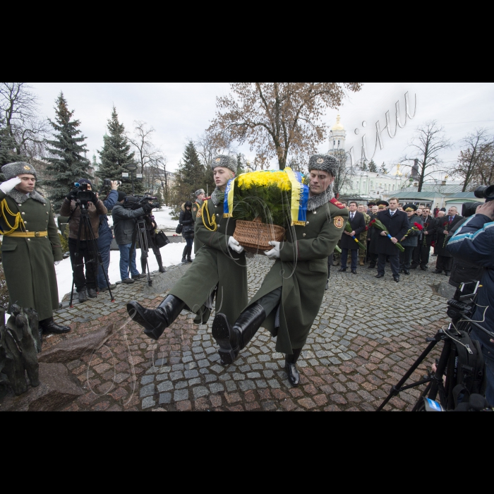 Голова ВР України Володимир Гройсмна, Президент України Петро Порошенко, Віце-прем’єр-міністр – міністр регіоналного розвитку, будівництва та житлово-комунального господарства Геннадій Зубко, Голова КОДА Максим Мельничук у День вшанування учасників бойових дій на території інших держав поклали квіти до Меморіального комплексу громадянам України, полеглим в Афганістані.