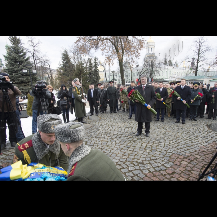 Голова ВР України Володимир Гройсмна, Президент України Петро Порошенко, Віце-прем’єр-міністр – міністр регіоналного розвитку, будівництва та житлово-комунального господарства Геннадій Зубко, Голова КОДА Максим Мельничук у День вшанування учасників бойових дій на території інших держав поклали квіти до Меморіального комплексу громадянам України, полеглим в Афганістані.