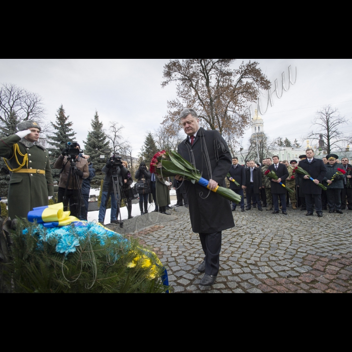 Голова ВР України Володимир Гройсмна, Президент України Петро Порошенко, Віце-прем’єр-міністр – міністр регіоналного розвитку, будівництва та житлово-комунального господарства Геннадій Зубко, Голова КОДА Максим Мельничук у День вшанування учасників бойових дій на території інших держав поклали квіти до Меморіального комплексу громадянам України, полеглим в Афганістані.