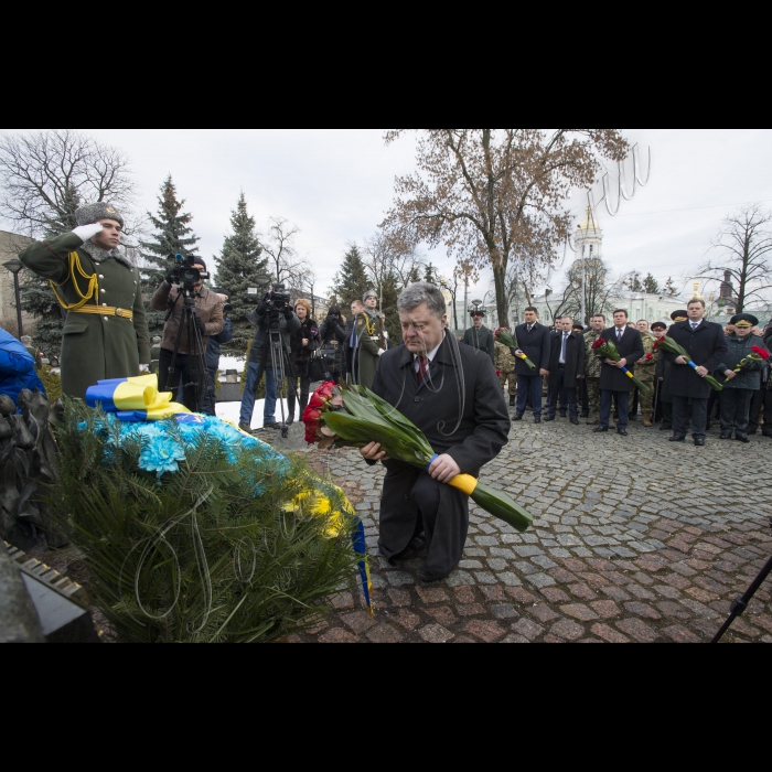 Голова ВР України Володимир Гройсмна, Президент України Петро Порошенко, Віце-прем’єр-міністр – міністр регіоналного розвитку, будівництва та житлово-комунального господарства Геннадій Зубко, Голова КОДА Максим Мельничук у День вшанування учасників бойових дій на території інших держав поклали квіти до Меморіального комплексу громадянам України, полеглим в Афганістані.